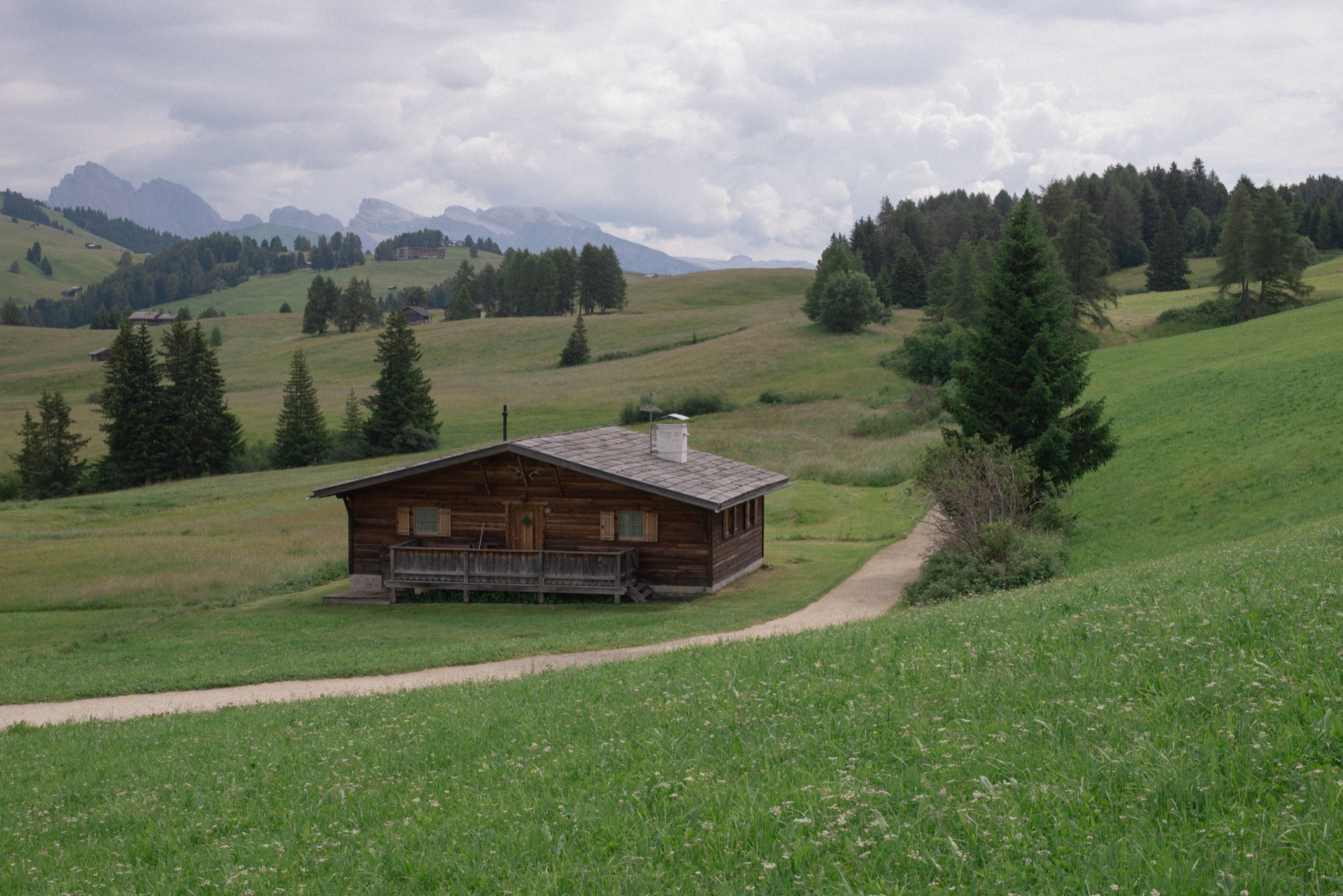 Chalet Seiser Alm inmitten der Almlandschaft mit Dolomiten-Panorama