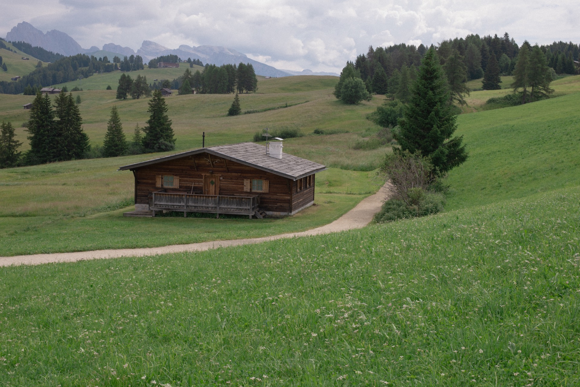Seiser Alm mit Wanderweg und Dolomiten